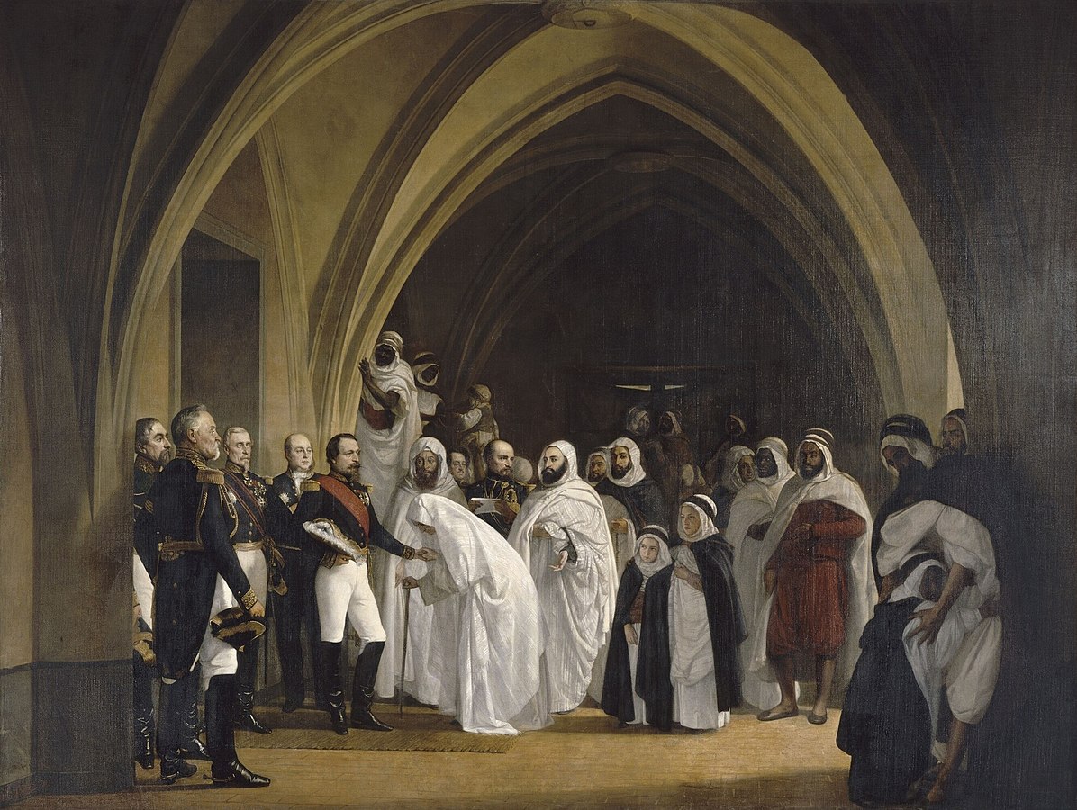 Peinture représentant Napoléon III et l’émir Abd el-Kader entourés de leurs accompagnateurs sous une voûte.