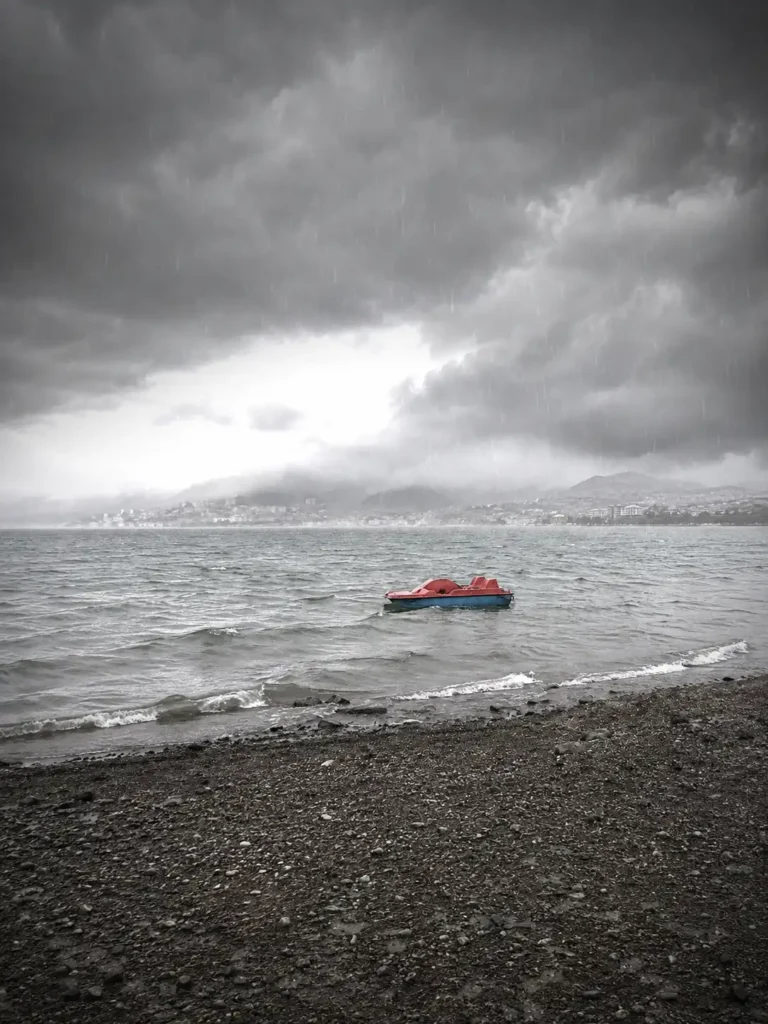 Un pedalo rouge et bleu